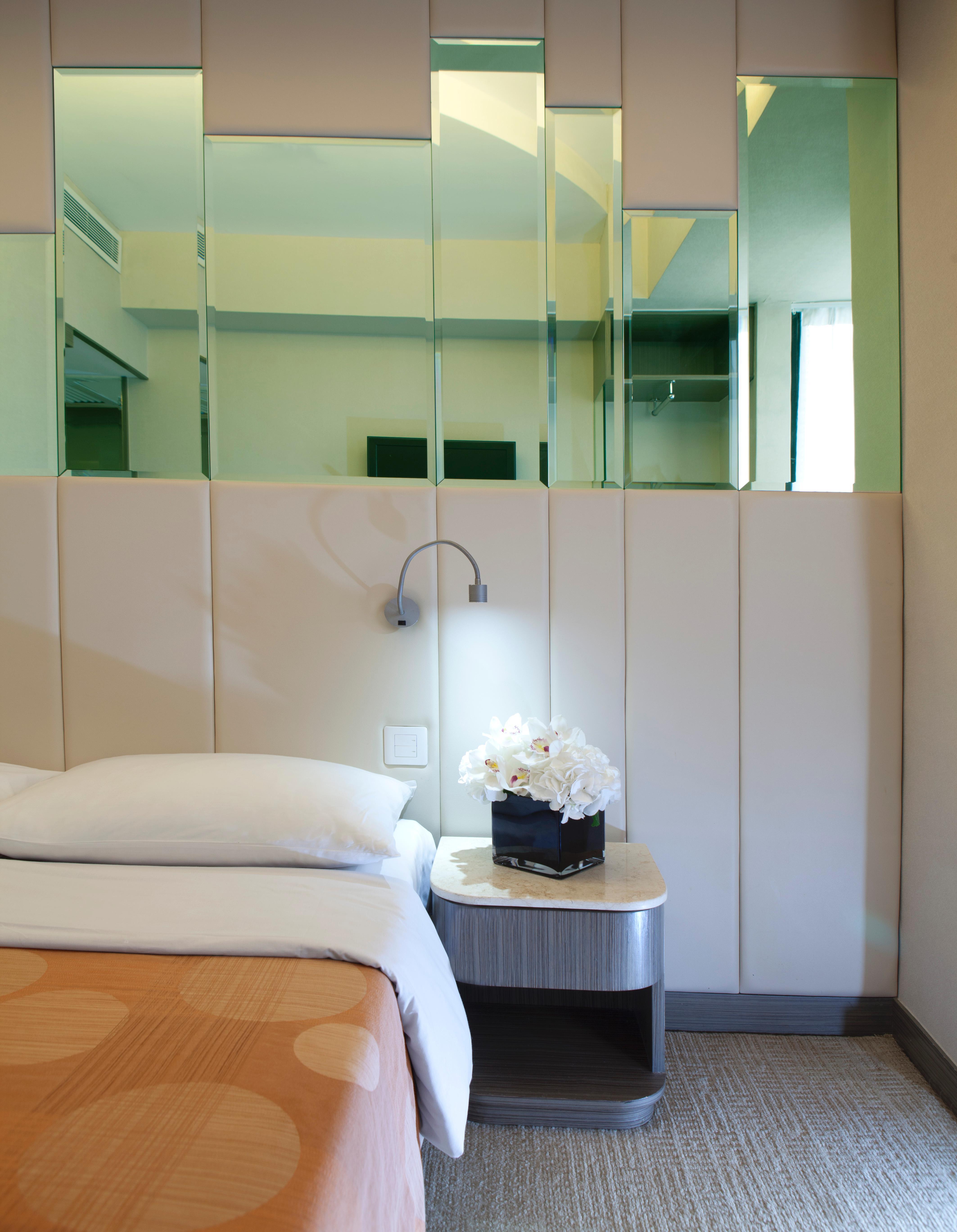 Silka Seaview Hotel Гонконг Екстер'єр фото